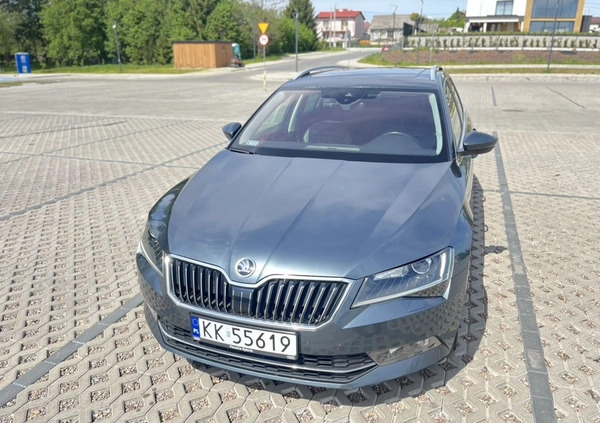 Skoda Superb cena 114394 przebieg: 129000, rok produkcji 2017 z Starachowice małe 232